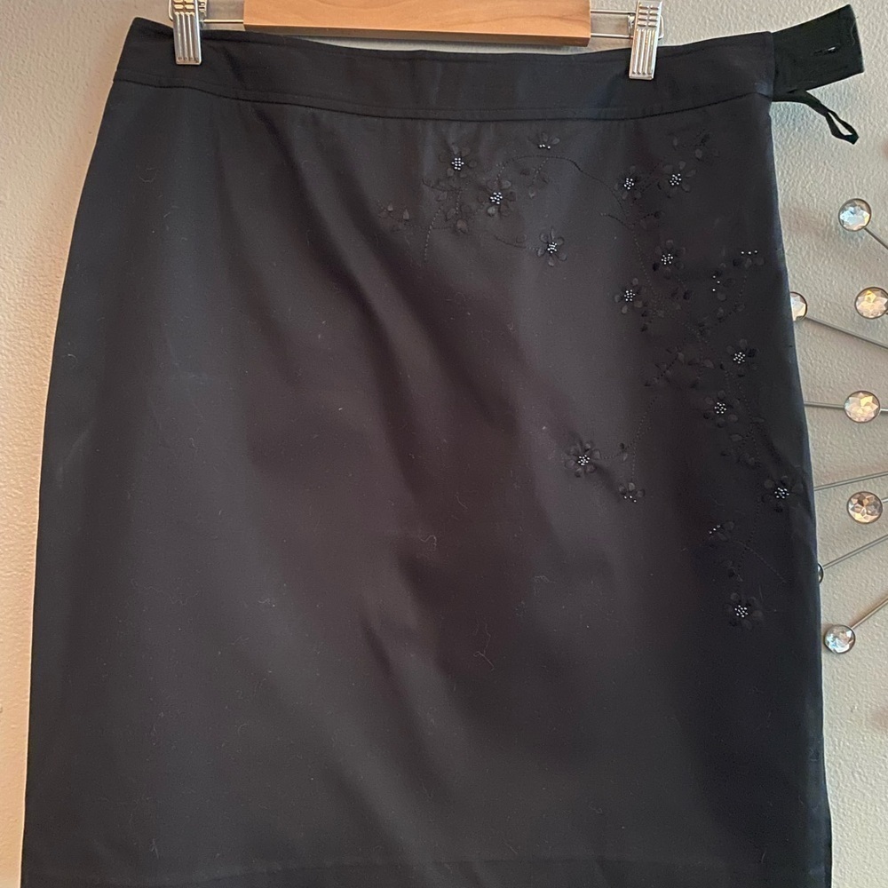 Anne Klein | black pencil skirt with embroidered flowers. Size 14